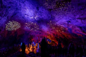 Postojnska jama je bila ob zgodovinskem spektaklu še posebej čarobno razsvetljena.